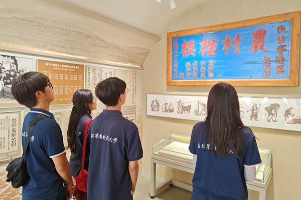 68c16ece472844d284a9dceb542b80d1.jpg 图片二 队员们参观郝家桥展室_副本.jpg