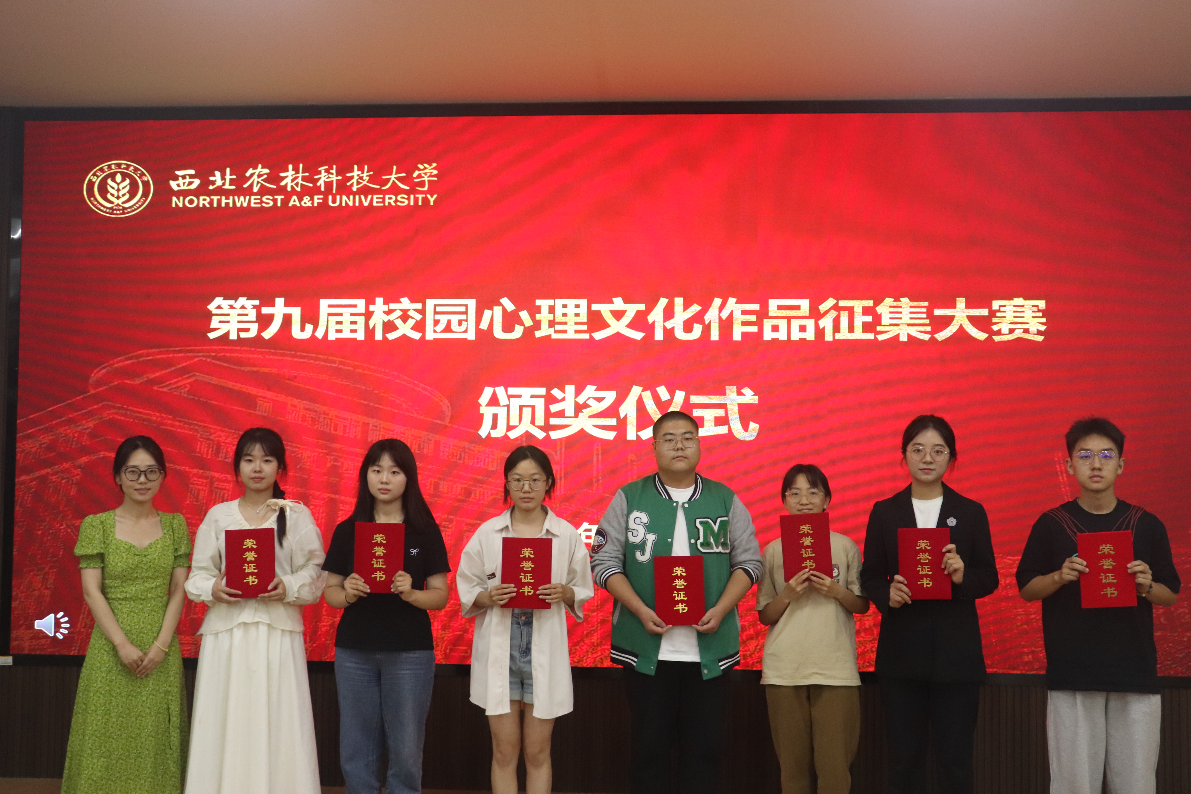 澳门六合彩高手
辅导员师筝为荣获三等奖学生颁奖.JPG