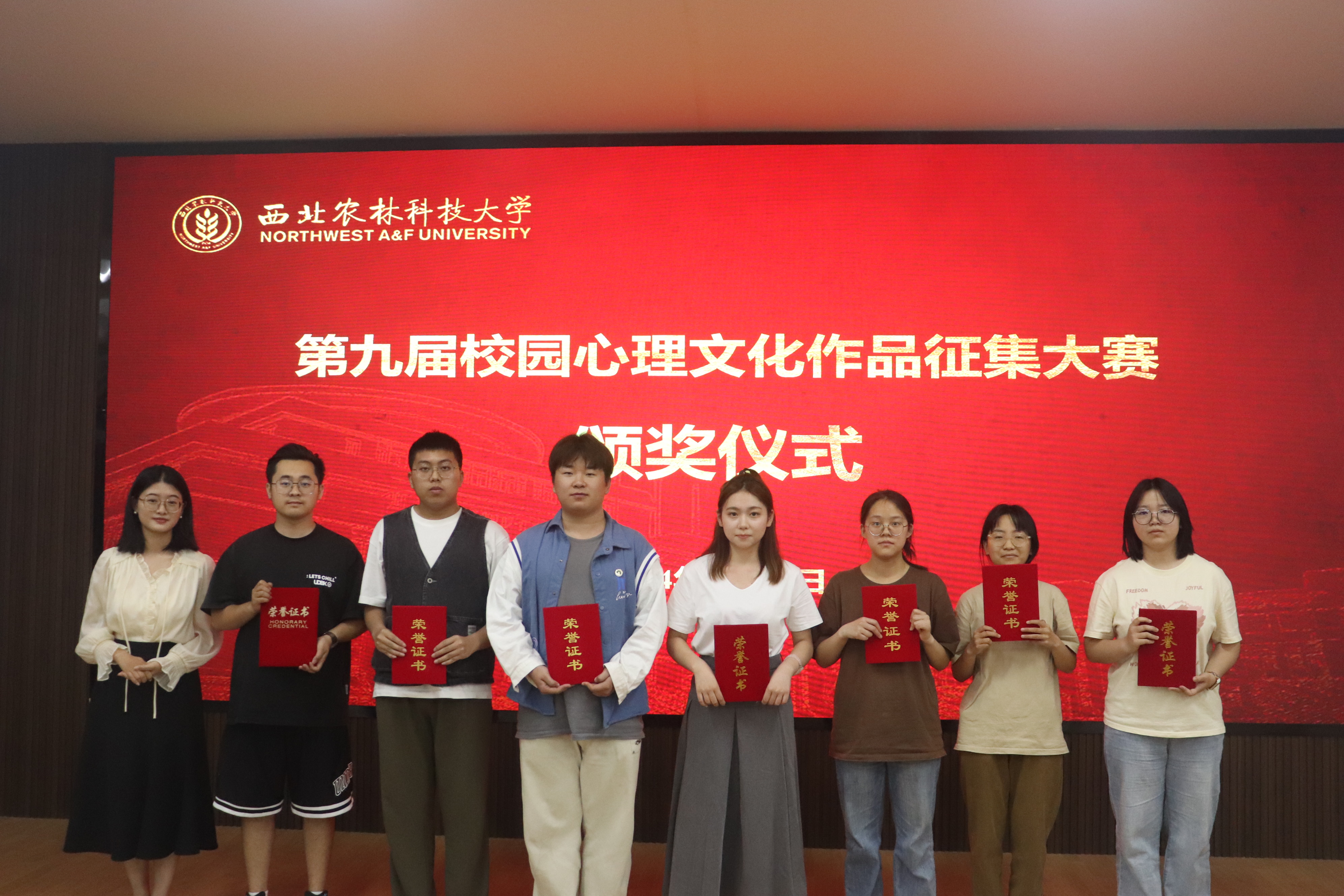 化药澳门六合彩高手
李冬春为荣获优秀奖学生颁奖.JPG