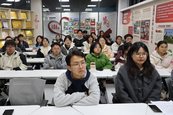图六 同学们在台下认真倾听学习.JPG