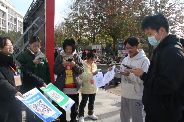图四 同学为自己心仪的货品付款.JPG
