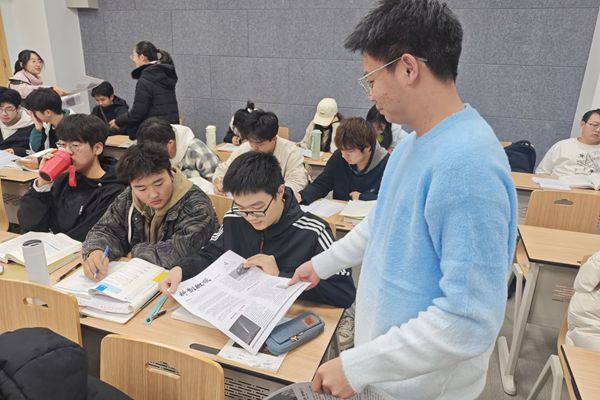 图一科创部门成员分发微报.jpg