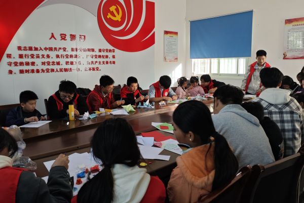 图三 小朋友和志愿者参与手工.jpg