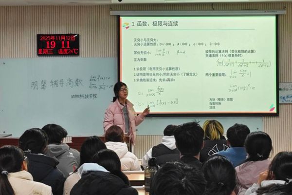 图一 董雅欣学姐结合幻灯片给同学们讲述单元重点_副本.jpg
