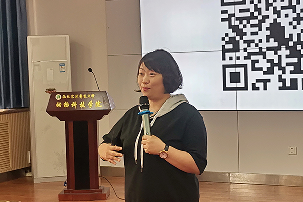图一 老师讲解面试技巧.png