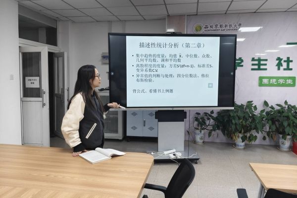 图一 讲解老师在生动的介绍知识内容.jpg