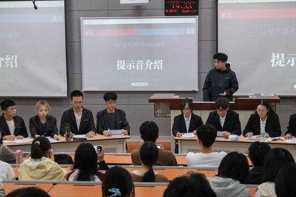 图二 两方辩手齐入座迅速进入状态.jpg