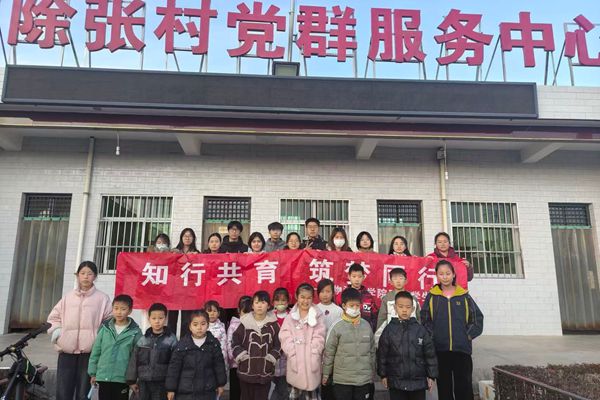 图六 小朋友们与志愿者进行大合影.jpg