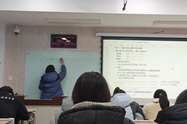 图二 学姐解答同学们的问题.jpg