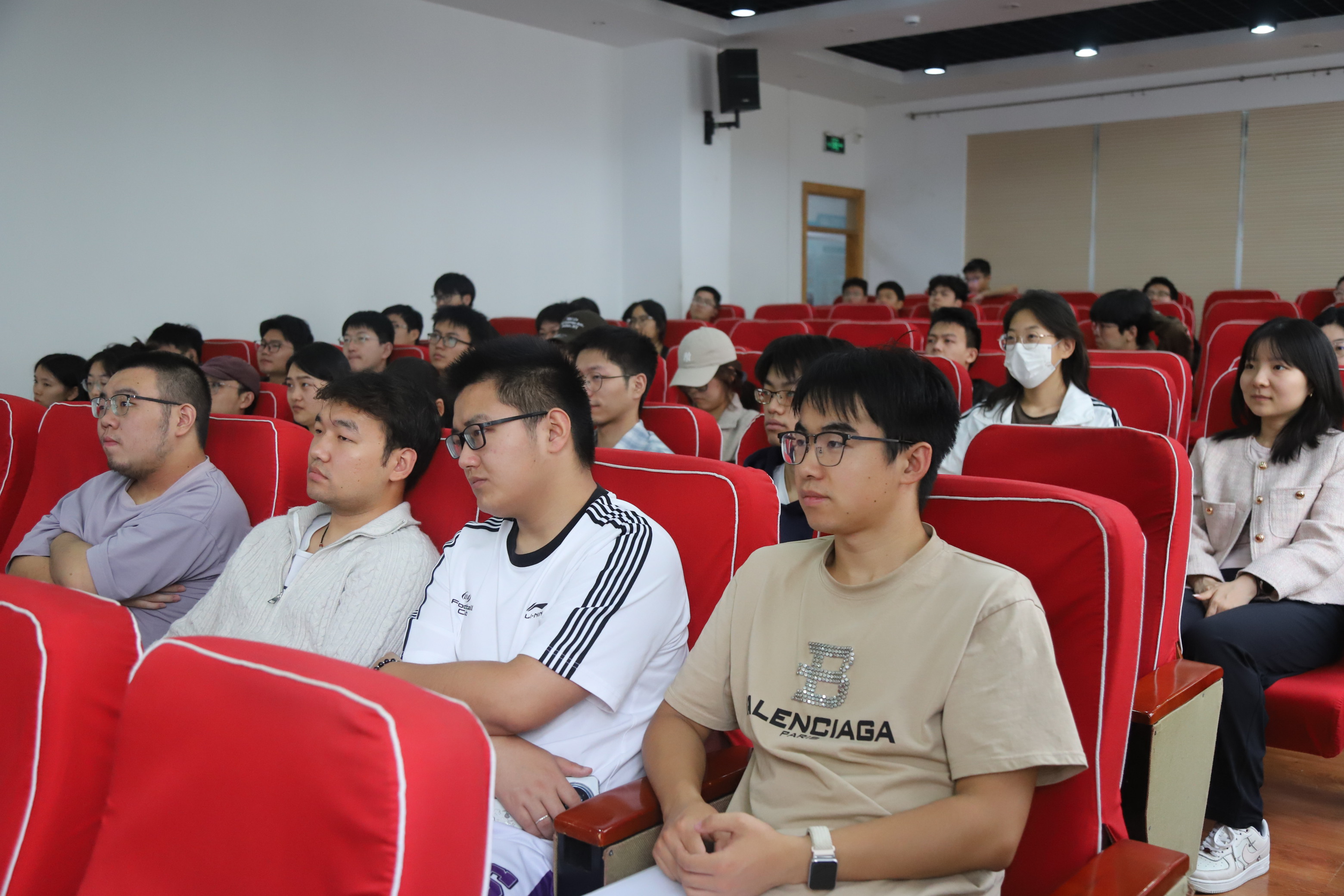 同学们认真聆宣讲会.JPG