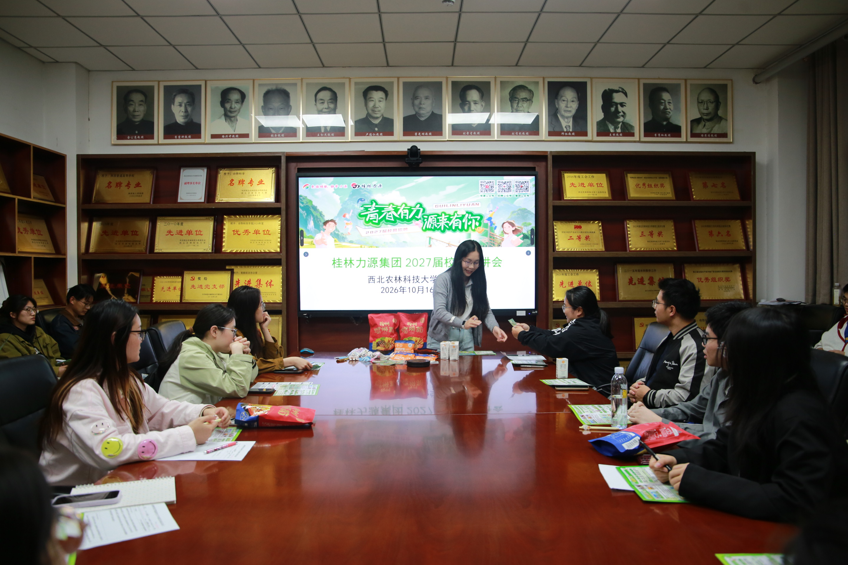 集团人力专员莫积花组织会前互动小游戏.JPG