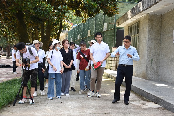 084012fe022847cf9476fc2633315353.jpg 图片一 团队参观朱鹮保护区.JPG