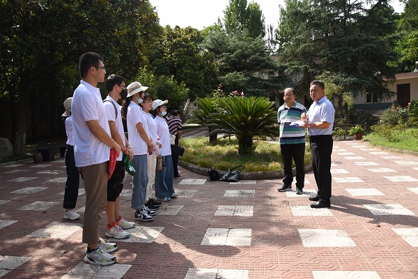 197708ac982a4fe8bb7e97c3cc2d5a3e.jpg 生态园局长为同学们讲解朱鹮生态园建设情况.JPG