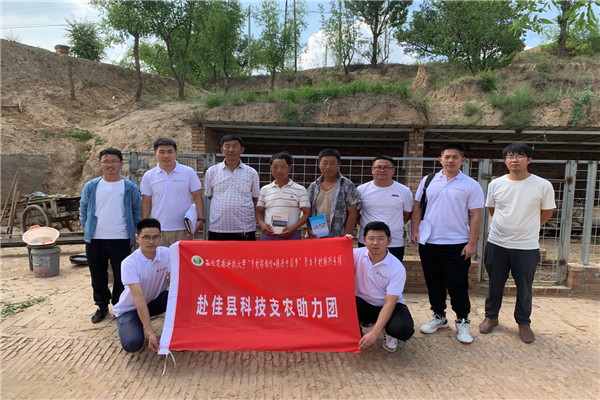 8c7a78e10c6f4d6c95132dfb2086bffc.jpg 助力团与村民合影.jpg