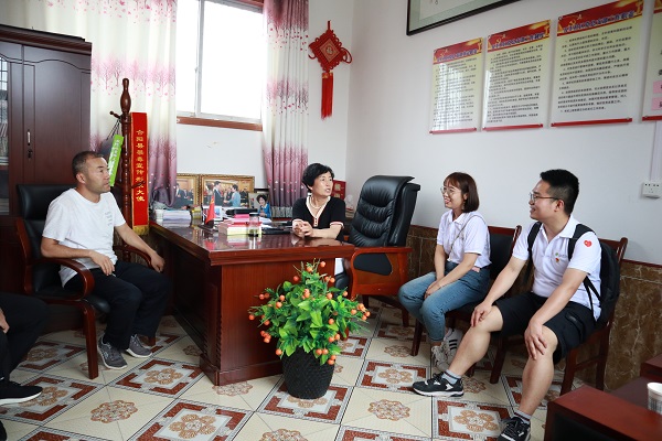 ab2cf96fb5324e998befcd2701260fa7.jpg 与雷书记交谈.JPG