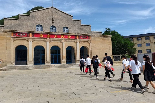 d2063140665845f0adcd845b452e89fa.jpg 队员们出发来到大礼堂.jpg