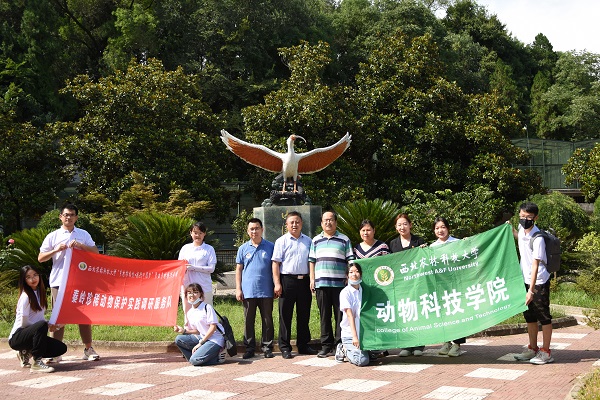 dd33f9b9805d45a2afd70499508b1213.jpg 队员在生态园门口合影.jpg