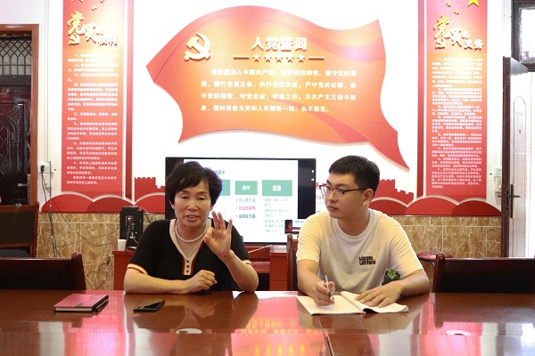 fc4d6e095b85402d910f583c76b6a557.jpg 雷书记交流.jpg