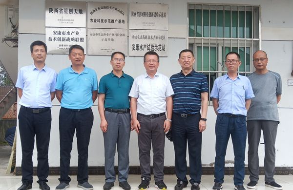 3b00067aaed1483fb04a11c2bdc10213.jpg 合影_副本.jpg