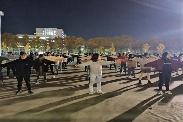 4a201c1eeecb4497812ef5a1f62f2b68.jpg 夜晚刻苦训练的同学们_爱奇艺.jpg