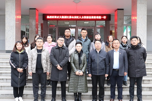 fe5ccf91ae0448a684c5c421a496290b.jpg 合影.jpg