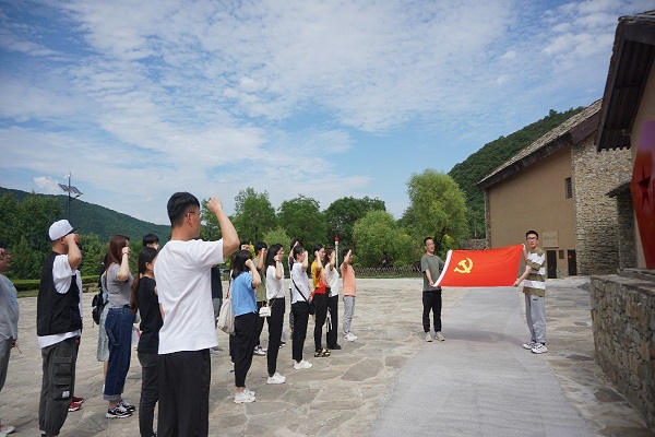 3c5f3719373e48128d6312e991e4aa8a.jpg 重温誓词.jpg