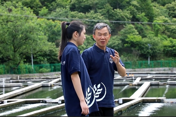 eb0d5ebcba424e9185b9c0a0417c4187.jpg 图片一 图为董武子教授为队员讲述多鳞白甲鱼的保护过程.jpg