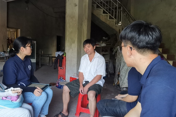 3b32e72d5b284abca20e553d7e8b6c8f.jpeg 团队成员与养殖户交流.jpeg