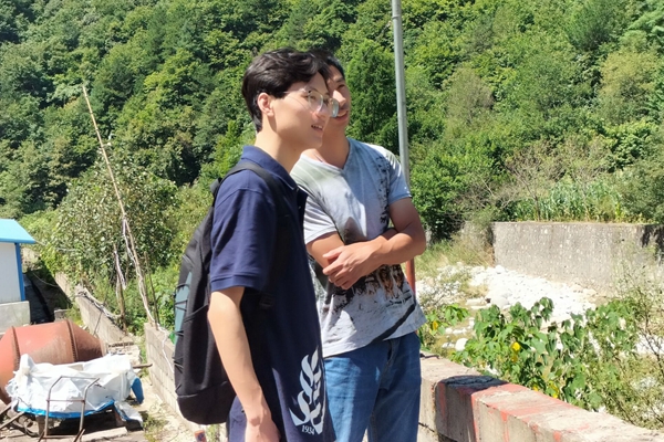 ad4226b2c8d14c0d96161982d8eab8fc.jpg 队员与养殖场工作人员交谈.jpg