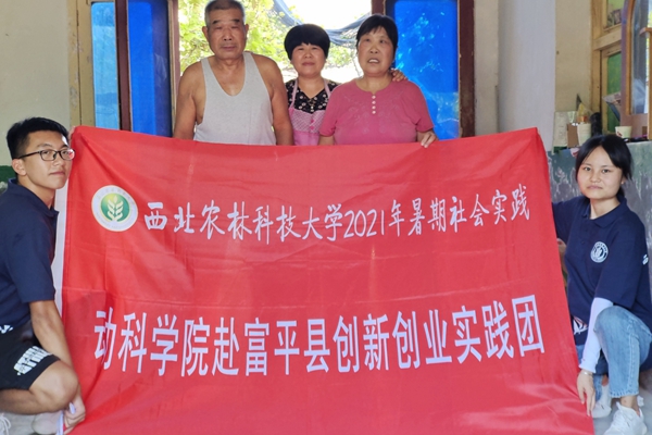 e9bd605ff1e94d489de4ca0400850981.jpg 队员与采访人合照.jpg