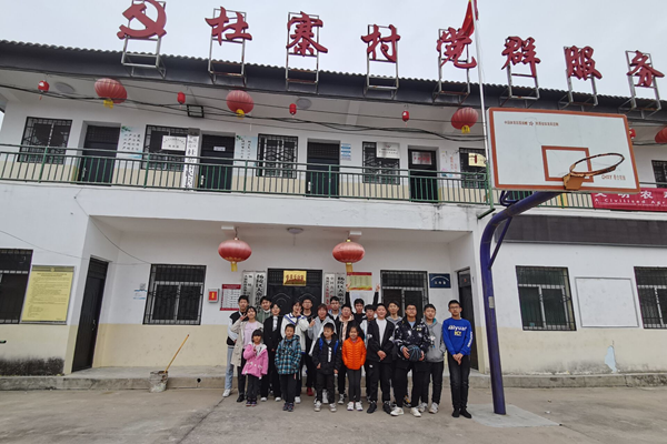 1377439993bc4ebfa6562d02d628fd95.png 与小朋友们合影.png