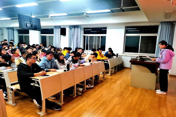 2f810449ed6b46f7904919e324686b8b.jpg 政策解读会现场_副本.jpg