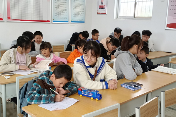 3842896f051d4066a4b2eec9b8d4a33f.png 志愿者们为孩子辅导作业.png