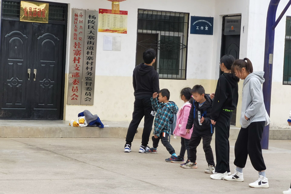 5ade2e5939f540a0b59cefbdb08ad2bb.png 志愿者与小朋友游戏.png