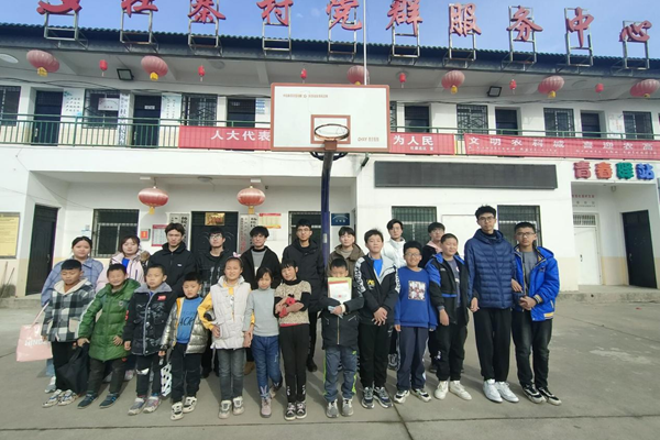 10592c11158a4a4a895ee7cb9e721e33.png 志愿者与小朋友们合影.png