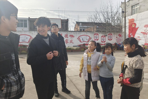 e5bbb5eec92d453589d2dd6dd5369f40.png 志愿者与小朋友游戏.png