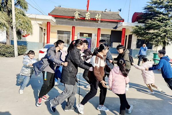 50ab205b3bbe4e708d90d2abb1bc3fdb.jpg 志愿者和小朋友们玩游戏.jpg