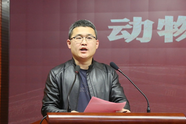 e55dfbddd3e849f0a0a6828885914449.jpg 辅导员冯来顺主持会议.jpg