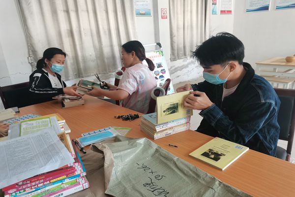 08b2a621b8364338997c39cefc7d97c5.jpg 村助们整理图书.jpg