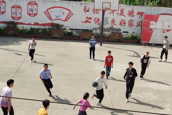 c6f82b7cd0c94d92a1161287bb7d7e8f.jpg 志愿者与小朋友打篮球.jpg