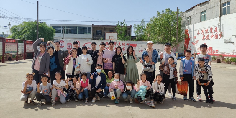 df2398ce5d5b49f199964463ebdc9403.jpg 志愿者与小朋友们的合照.jpg