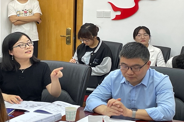 4df232de12b94cdba5c193d14babbece.jpg 评委老师进行点评.jpg