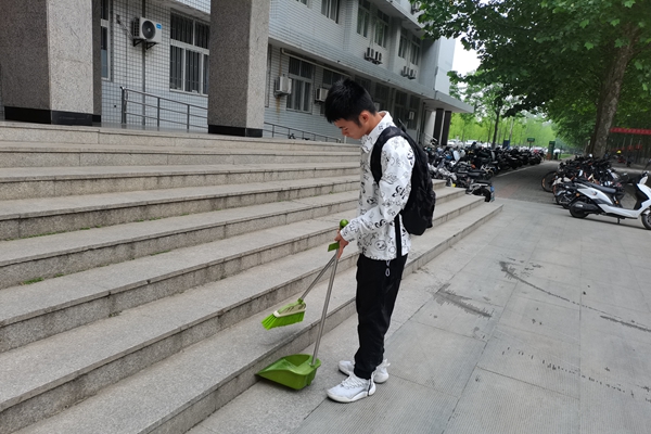 a5f995044a5f4bbcb5ac57d8fc427cf7.jpg 生活部志愿者打扫公共卫生区域1.jpg