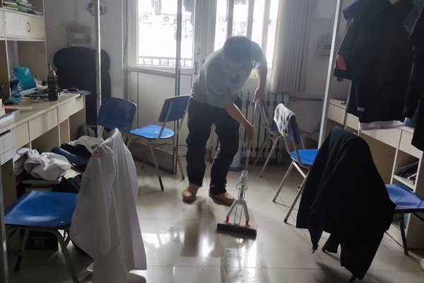 c7ac1a46d97846efb6311e20097b60dc.jpg 同学打扫宿舍卫生.jpg