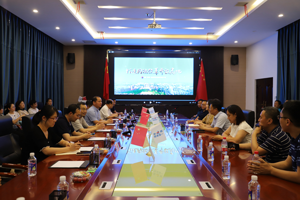 d30ce32911984dec9a2502b9e3d1bdc8.jpg 座谈会现场_副本.jpg