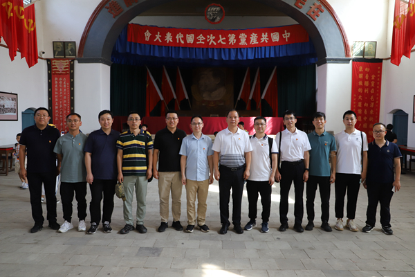 181142b0272b438a9dfcb12c40986f0d.jpg 参观杨家岭.JPG