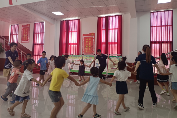 86a7f79a81c4475485550f7db5726a8c.jpg 做集体游戏.jpg