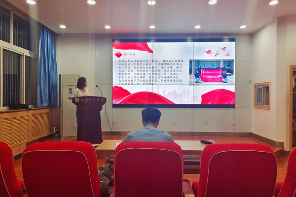 7f618a62c7c2433c84ad2a2b35feba09.jpg 队伍正在答辩.jpg