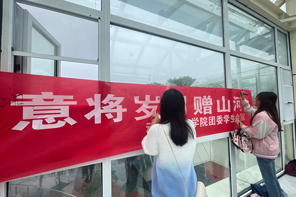 1cb0f5934c384f0ea2e20640c8dd5d7b.png 签名现场.png