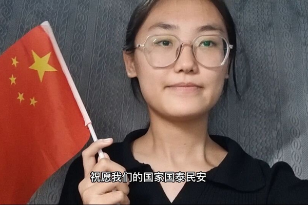 3bba41f01b794f82923934259210262f.jpg 同学献上祝福_proc.jpg